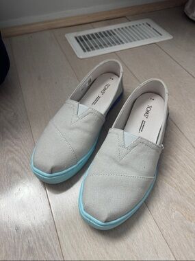 Toms Canvas Slip-On Shoes in Light Gray with Blue Ombré Sole, 7M, EC
